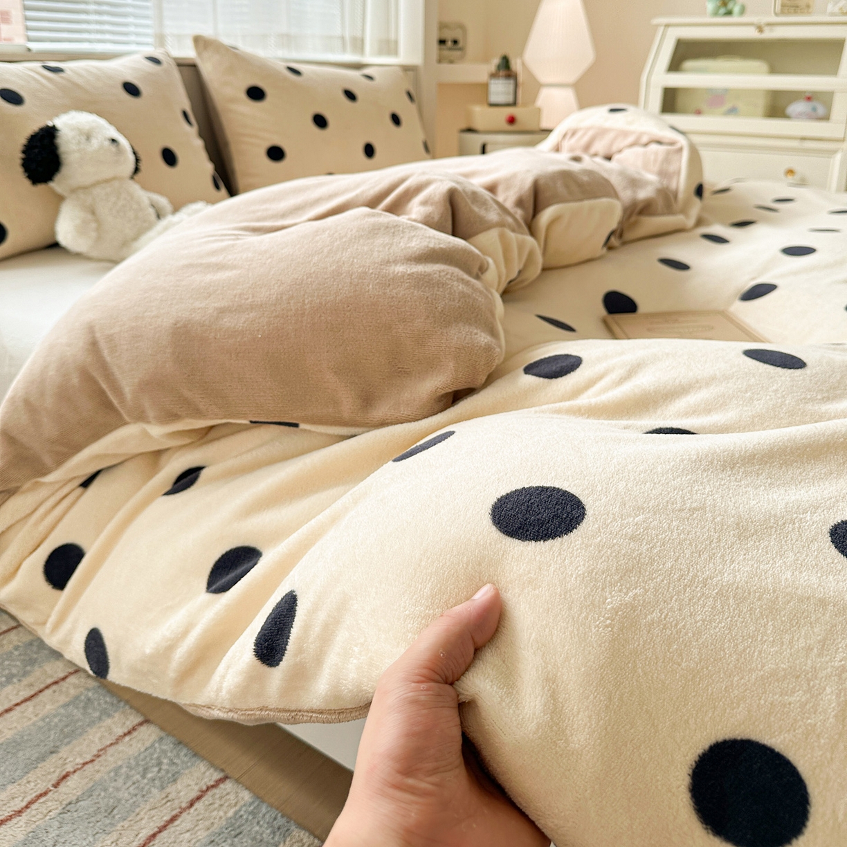 91家纺网 家纺一手货源 找家纺 名品家纺 2025新款保暖牛奶绒单被套 奶油波点