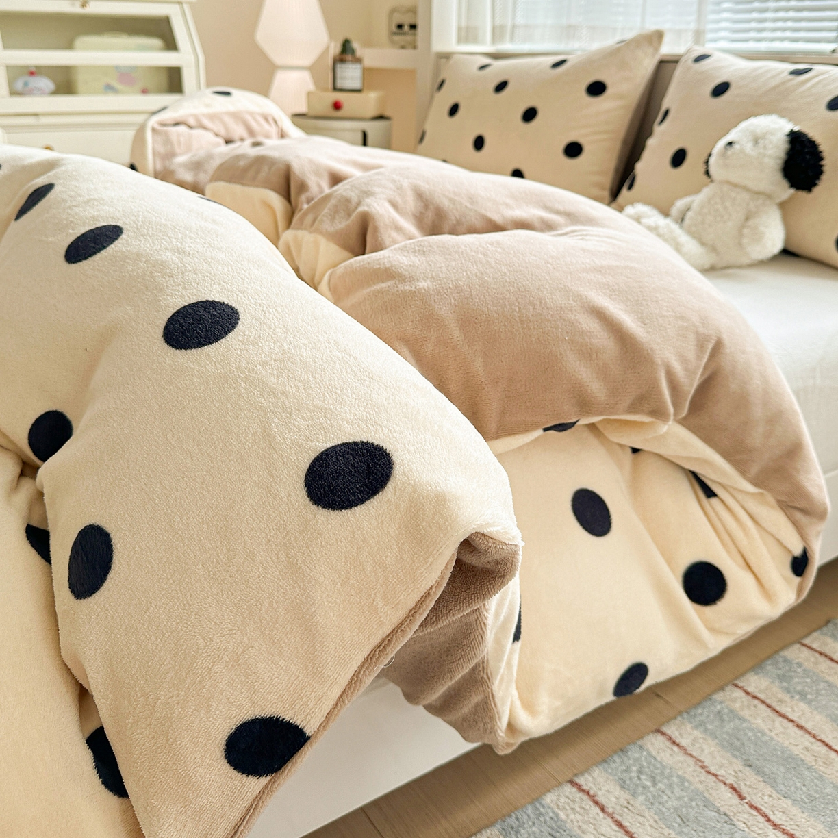 91家纺网 家纺一手货源 找家纺 名品家纺 2025新款保暖牛奶绒单被套 奶油波点