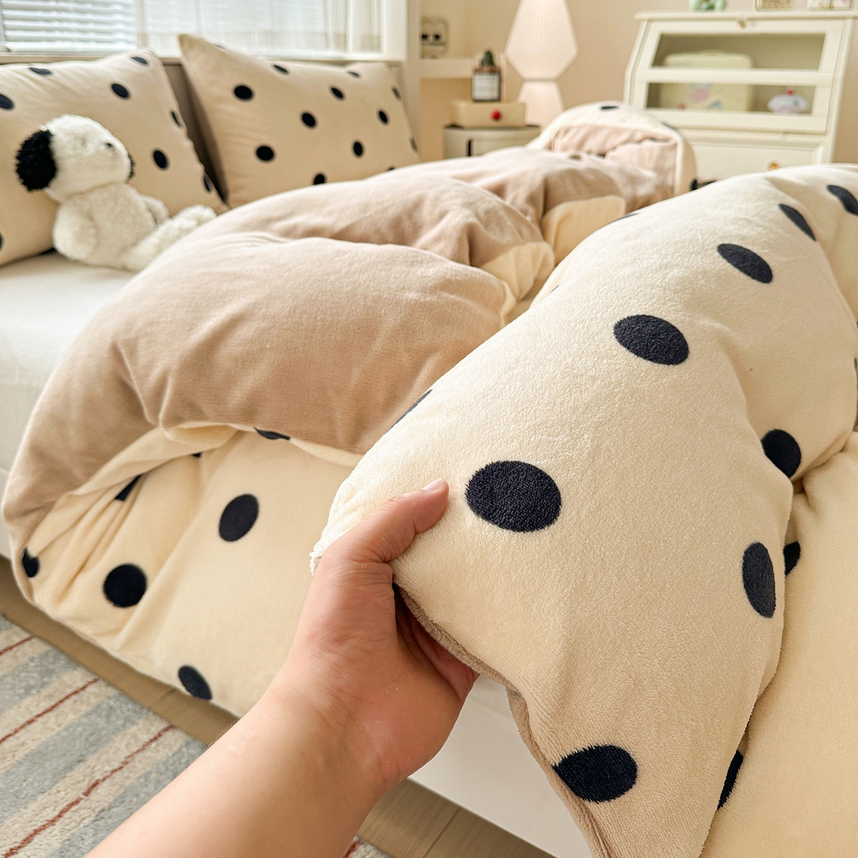 91家纺网 家纺一手货源 找家纺 名品家纺 2025新款保暖牛奶绒单被套 奶油波点