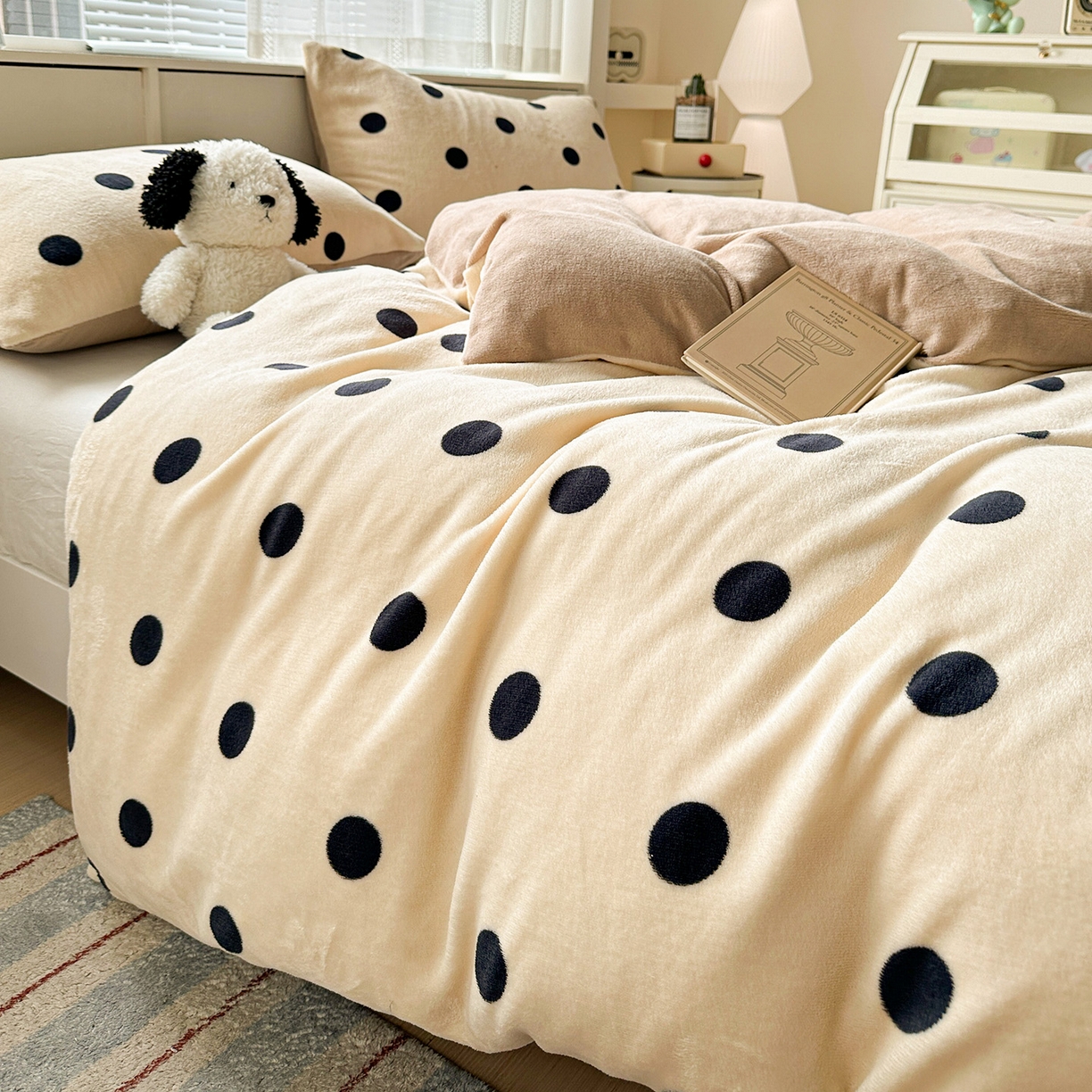 91家纺网 家纺一手货源 找家纺 名品家纺 2025新款保暖牛奶绒单被套 奶油波点