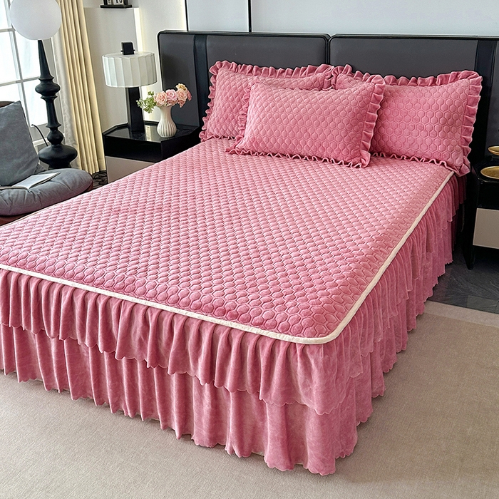 91家纺网 家纺一手货源 找家纺 （总）董韵家纺 2025新款牛奶绒刺绣夹棉床裙三件套系列（控价）