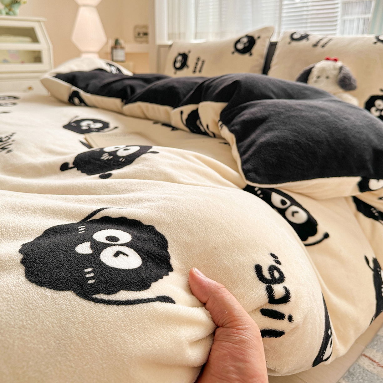 91家纺网 家纺一手货源 找家纺 名品家纺 2025新款保暖牛奶绒单被套 幸运煤球