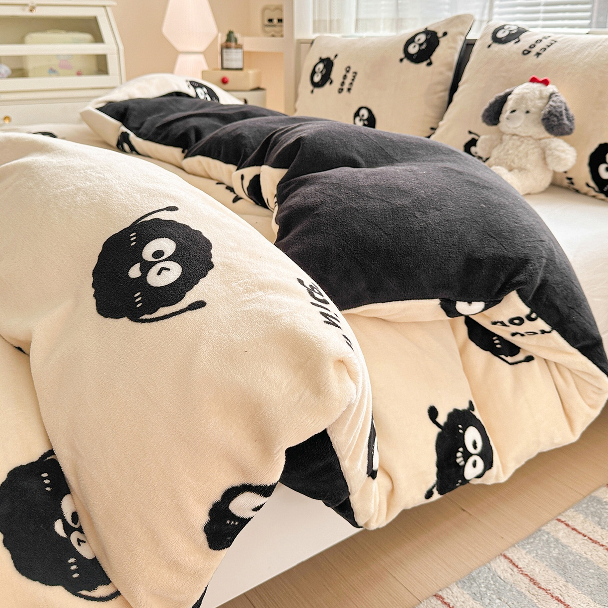 91家纺网 家纺一手货源 找家纺 名品家纺 2025新款保暖牛奶绒单被套 幸运煤球