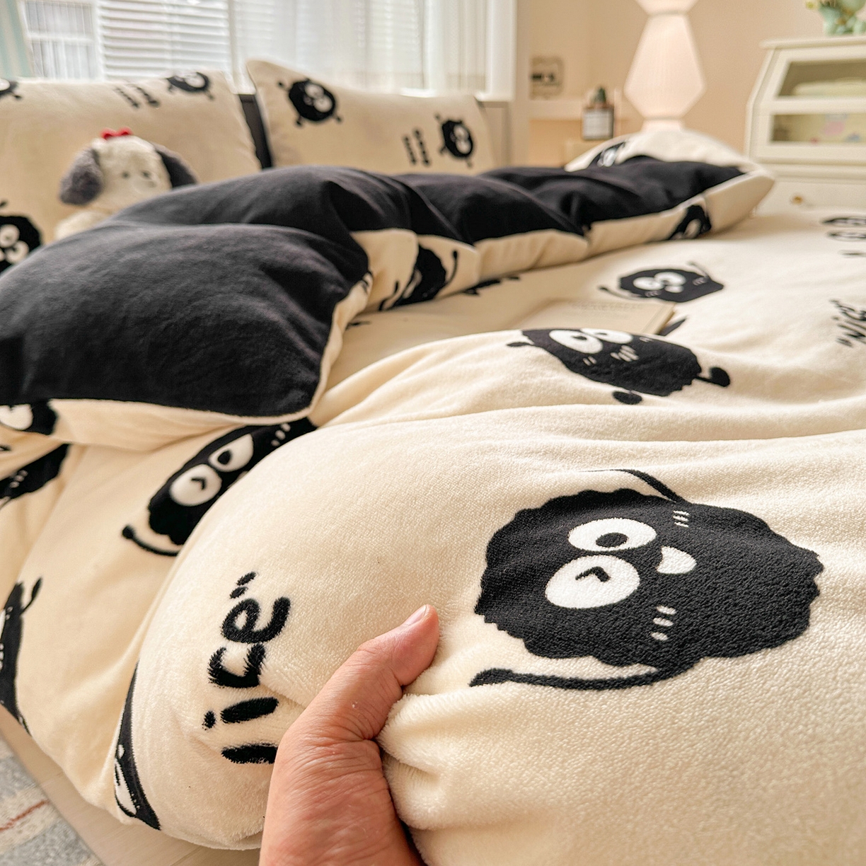 91家纺网 家纺一手货源 找家纺 名品家纺 2025新款保暖牛奶绒单被套 幸运煤球