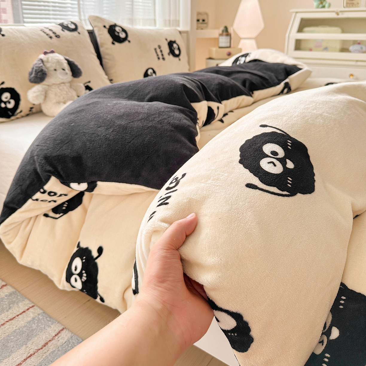 91家纺网 家纺一手货源 找家纺 名品家纺 2025新款保暖牛奶绒单被套 幸运煤球