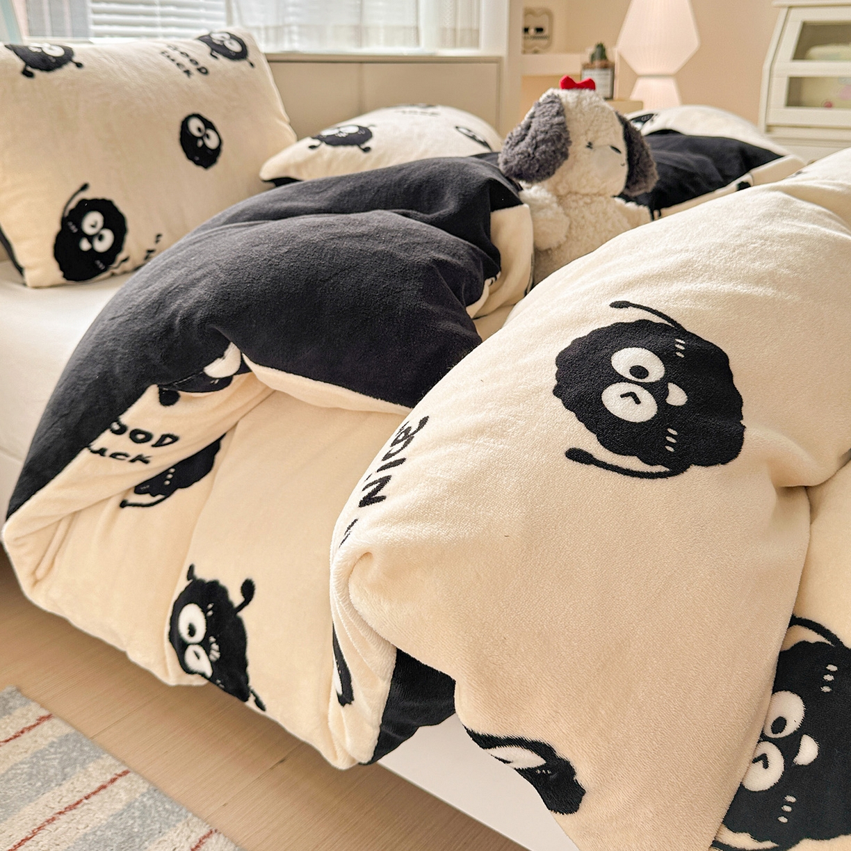 91家纺网 家纺一手货源 找家纺 名品家纺 2025新款保暖牛奶绒单被套 幸运煤球