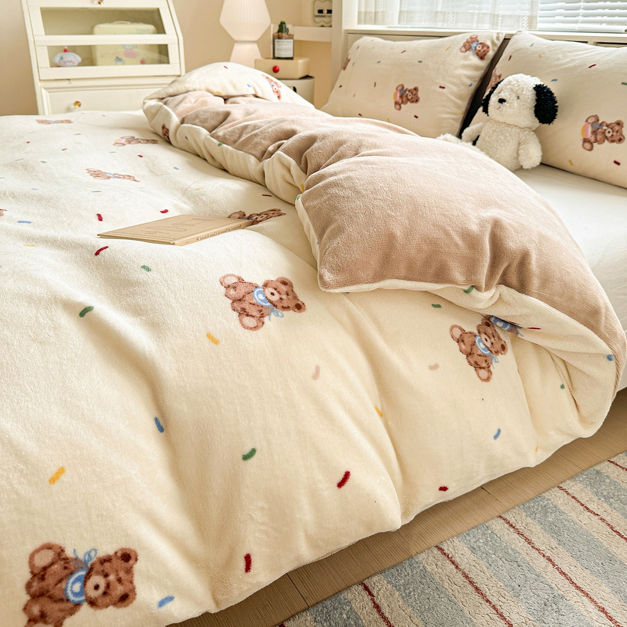 91家纺网 家纺一手货源 找家纺 名品家纺 2025新款保暖牛奶绒单被套 芝士小熊