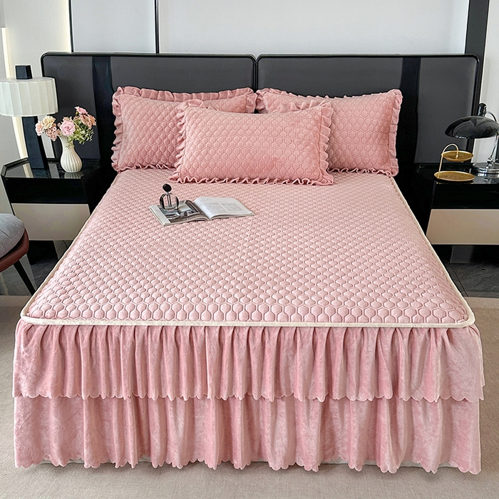 91家纺网 家纺一手货源 找家纺 董韵家纺 2025新款牛奶绒刺绣夹棉床裙三件套系列（控价） 绒语-浅豆沙