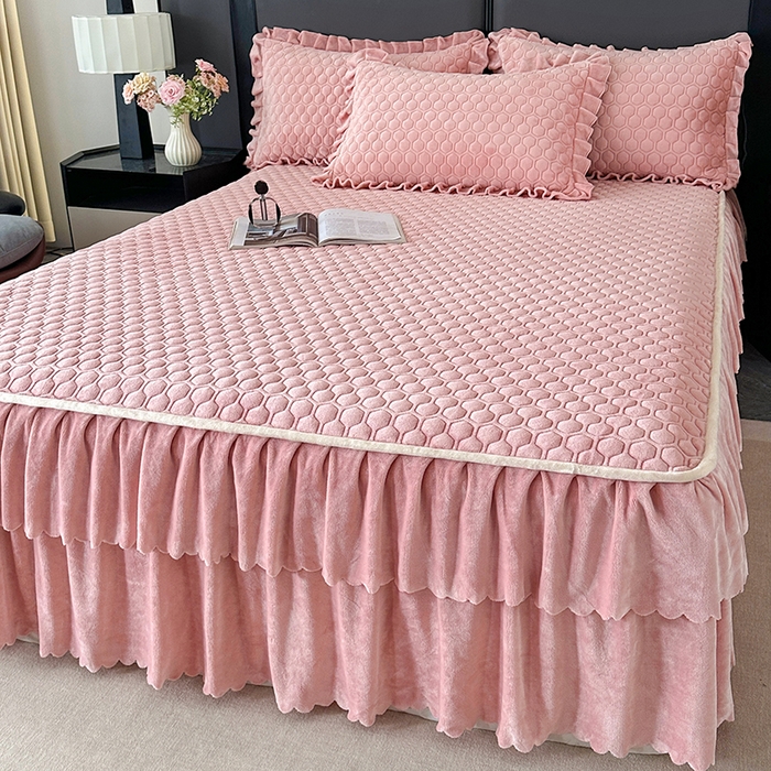 91家纺网 家纺一手货源 找家纺 董韵家纺 2025新款牛奶绒刺绣夹棉床裙三件套系列（控价） 绒语-浅豆沙