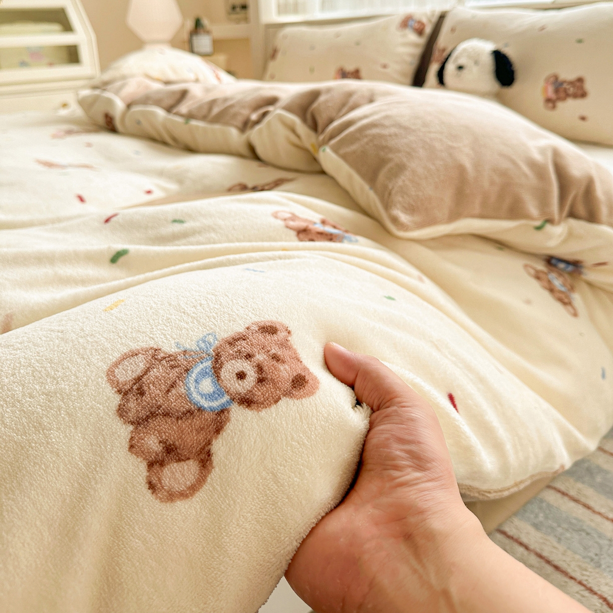 91家纺网 家纺一手货源 找家纺 名品家纺 2025新款保暖牛奶绒单被套 芝士小熊