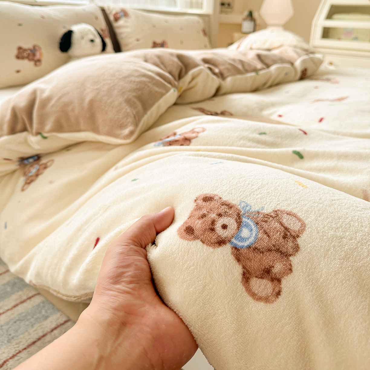 91家纺网 家纺一手货源 找家纺 名品家纺 2025新款保暖牛奶绒单被套 芝士小熊