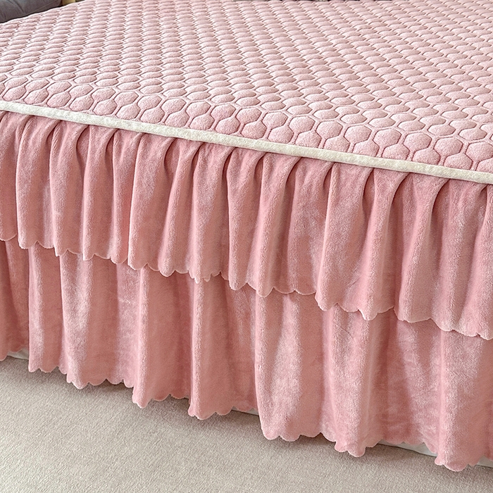 91家纺网 家纺一手货源 找家纺 董韵家纺 2025新款牛奶绒刺绣夹棉床裙三件套系列（控价） 绒语-浅豆沙