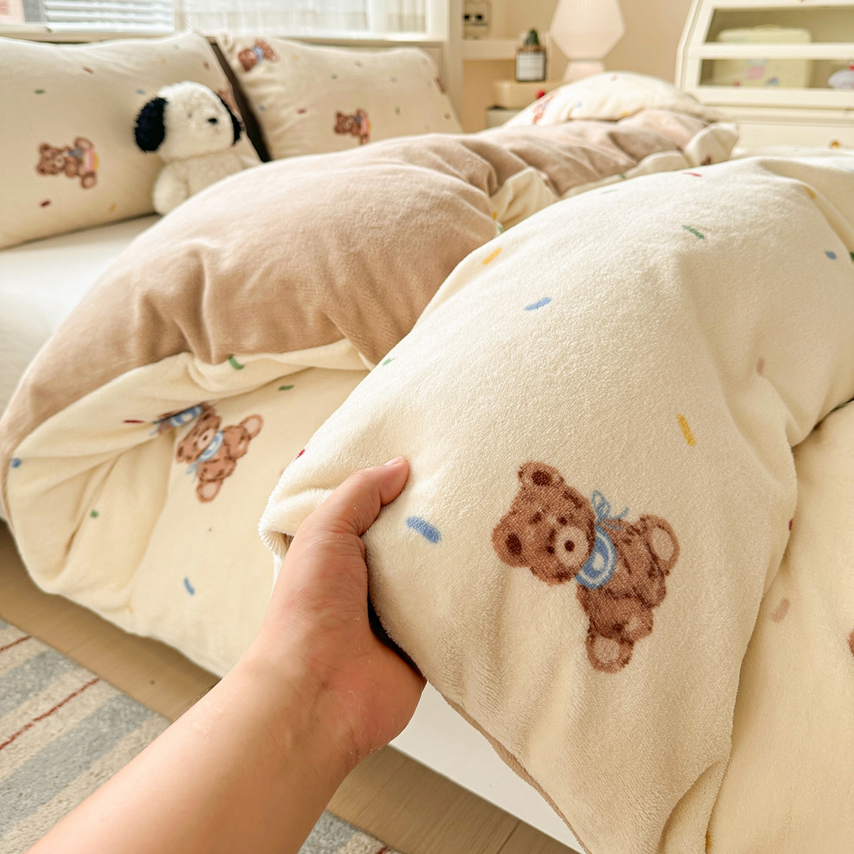 91家纺网 家纺一手货源 找家纺 名品家纺 2025新款保暖牛奶绒单被套 芝士小熊