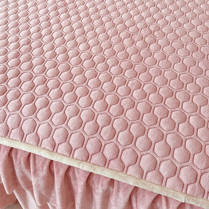 91家纺网 家纺一手货源 找家纺 董韵家纺 2025新款牛奶绒刺绣夹棉床裙三件套系列（控价） 绒语-浅豆沙