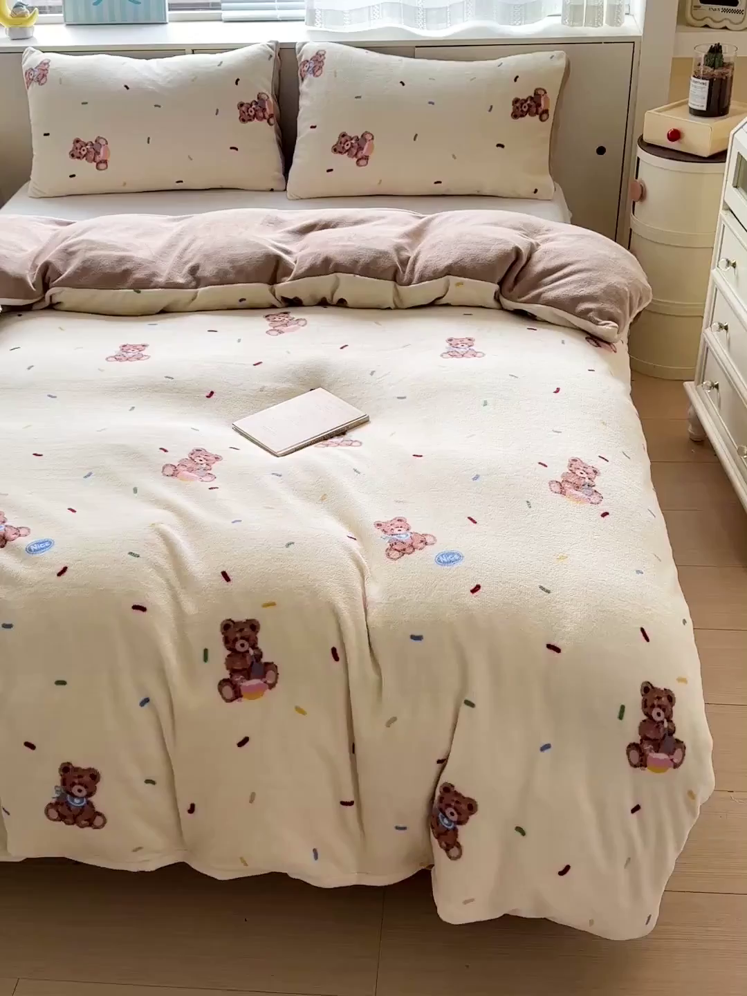 91家纺网 家纺一手货源 找家纺 名品家纺 2025新款保暖牛奶绒单被套 芝士小熊