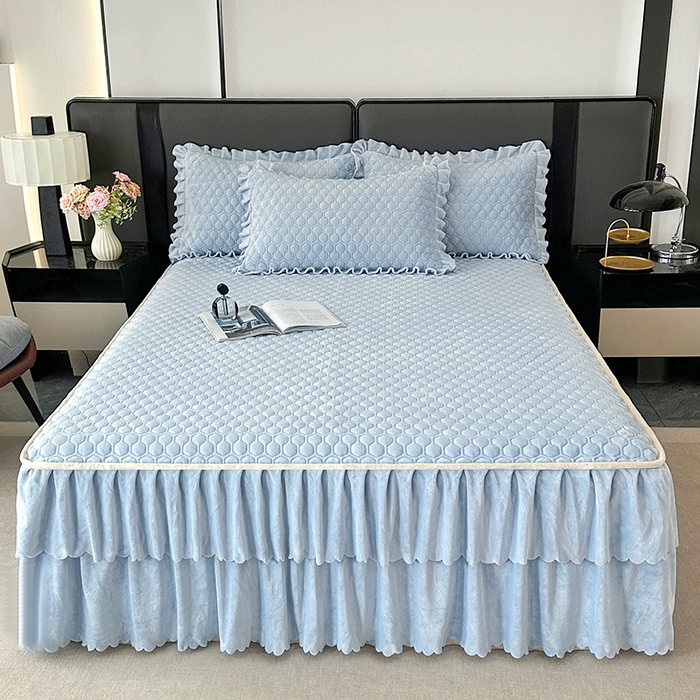 91家纺网 家纺一手货源 找家纺 董韵家纺 2025新款牛奶绒刺绣夹棉床裙三件套系列（控价） 绒语-浅穹蓝