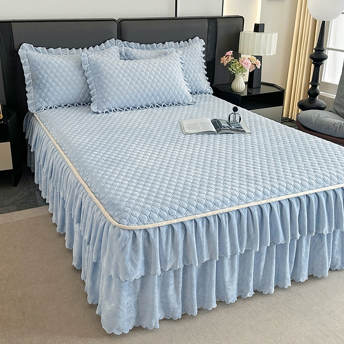 91家纺网 家纺一手货源 找家纺 董韵家纺 2025新款牛奶绒刺绣夹棉床裙三件套系列（控价） 绒语-浅穹蓝