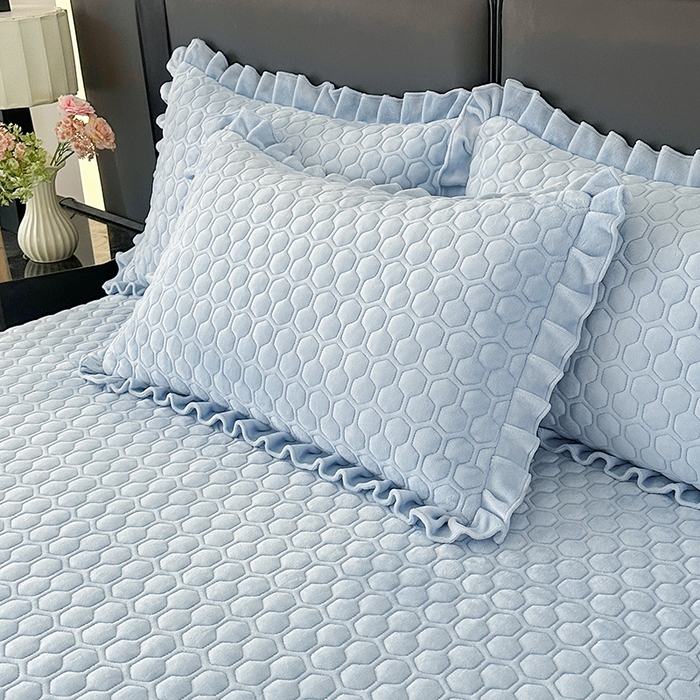 91家纺网 家纺一手货源 找家纺 董韵家纺 2025新款牛奶绒刺绣夹棉床裙三件套系列（控价） 绒语-浅穹蓝