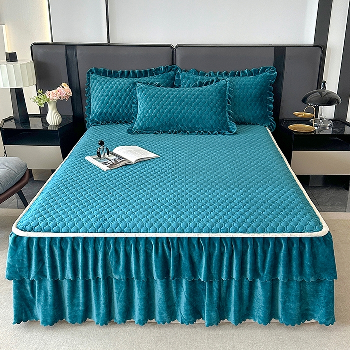 91家纺网 家纺一手货源 找家纺 董韵家纺 2025新款牛奶绒刺绣夹棉床裙三件套系列（控价） 绒语-靛青