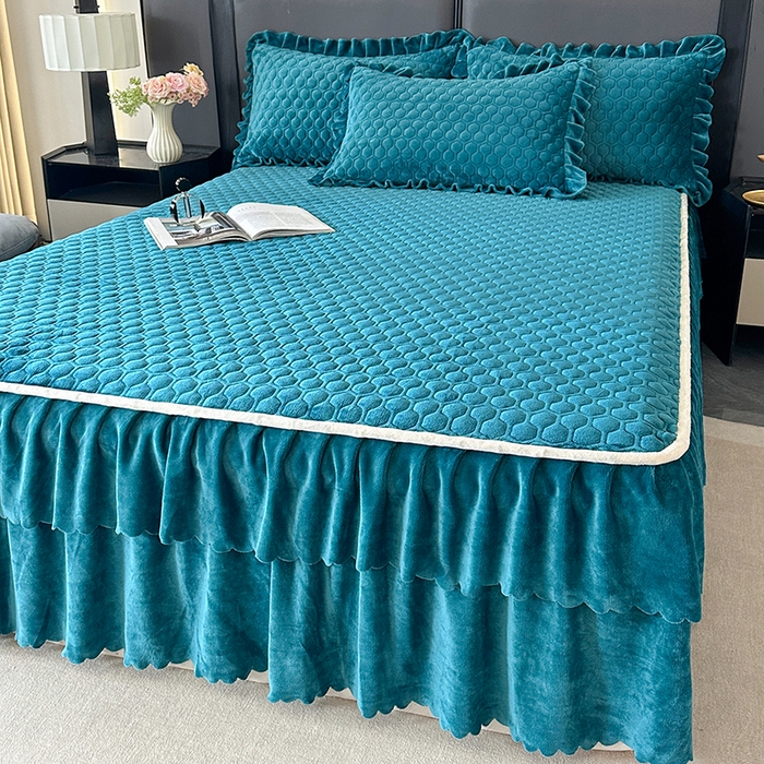 91家纺网 家纺一手货源 找家纺 董韵家纺 2025新款牛奶绒刺绣夹棉床裙三件套系列（控价） 绒语-靛青