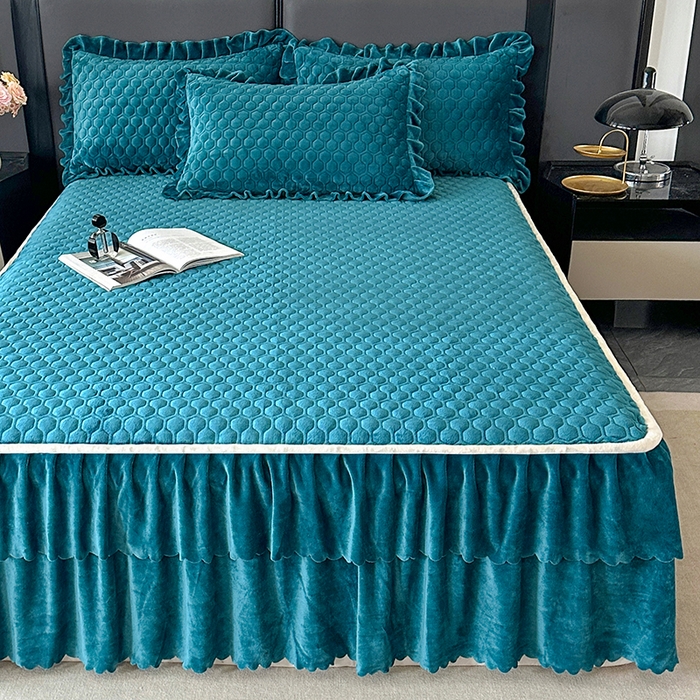 91家纺网 家纺一手货源 找家纺 董韵家纺 2025新款牛奶绒刺绣夹棉床裙三件套系列（控价） 绒语-靛青