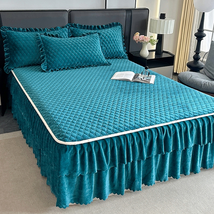 91家纺网 家纺一手货源 找家纺 董韵家纺 2025新款牛奶绒刺绣夹棉床裙三件套系列（控价） 绒语-靛青