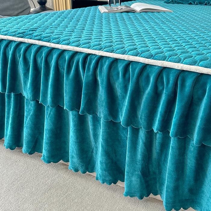 91家纺网 家纺一手货源 找家纺 董韵家纺 2025新款牛奶绒刺绣夹棉床裙三件套系列（控价） 绒语-靛青