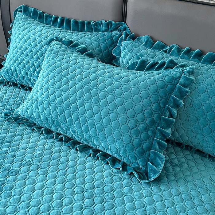 91家纺网 家纺一手货源 找家纺 董韵家纺 2025新款牛奶绒刺绣夹棉床裙三件套系列（控价） 绒语-靛青