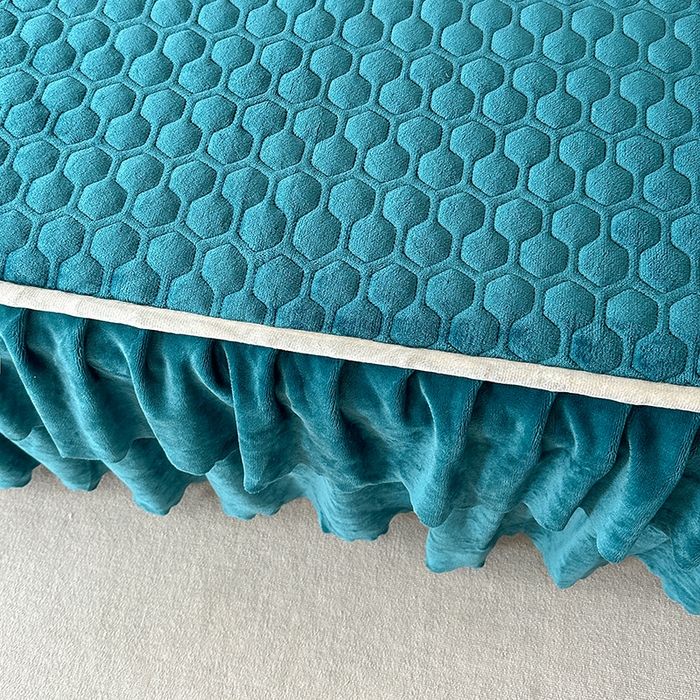 91家纺网 家纺一手货源 找家纺 董韵家纺 2025新款牛奶绒刺绣夹棉床裙三件套系列（控价） 绒语-靛青