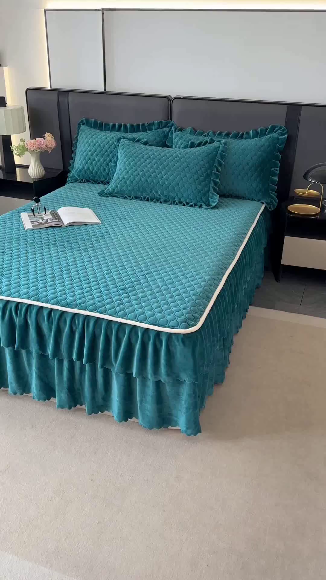 91家纺网 家纺一手货源 找家纺 董韵家纺 2025新款牛奶绒刺绣夹棉床裙三件套系列（控价） 绒语-靛青