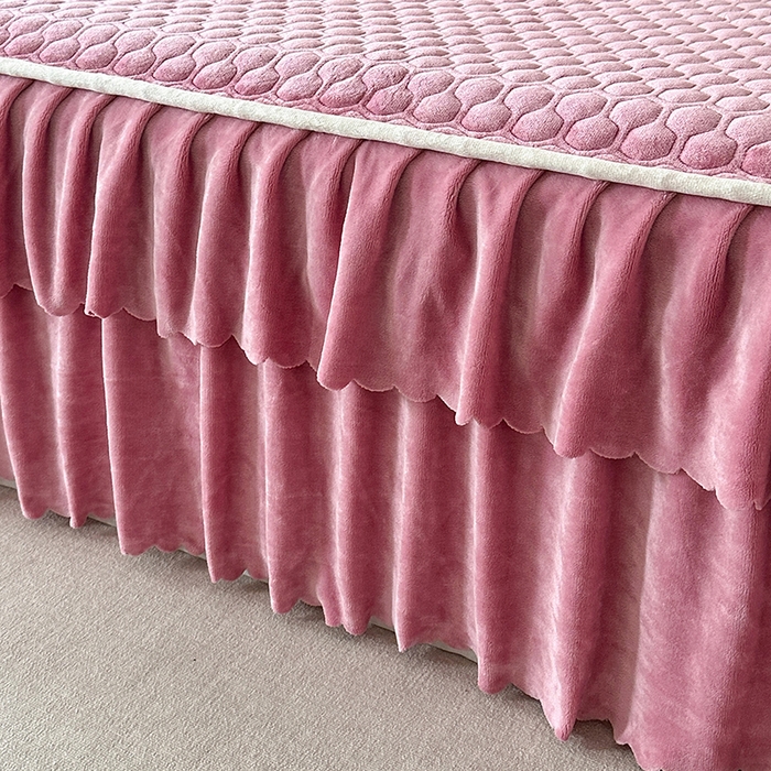 91家纺网 家纺一手货源 找家纺 董韵家纺 2025新款牛奶绒刺绣夹棉床裙三件套系列（控价） 绒语-豆沙