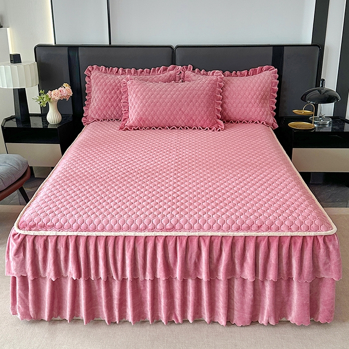 91家纺网 家纺一手货源 找家纺 董韵家纺 2025新款牛奶绒刺绣夹棉床裙三件套系列（控价） 绒语-豆沙