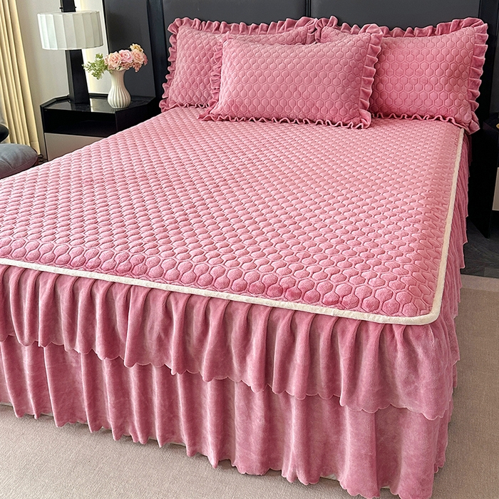 91家纺网 家纺一手货源 找家纺 董韵家纺 2025新款牛奶绒刺绣夹棉床裙三件套系列（控价） 绒语-豆沙