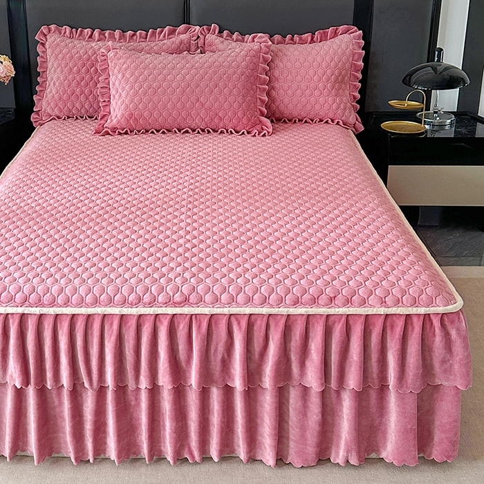 91家纺网 家纺一手货源 找家纺 董韵家纺 2025新款牛奶绒刺绣夹棉床裙三件套系列（控价） 绒语-豆沙