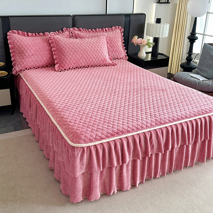 91家纺网 家纺一手货源 找家纺 董韵家纺 2025新款牛奶绒刺绣夹棉床裙三件套系列（控价） 绒语-豆沙