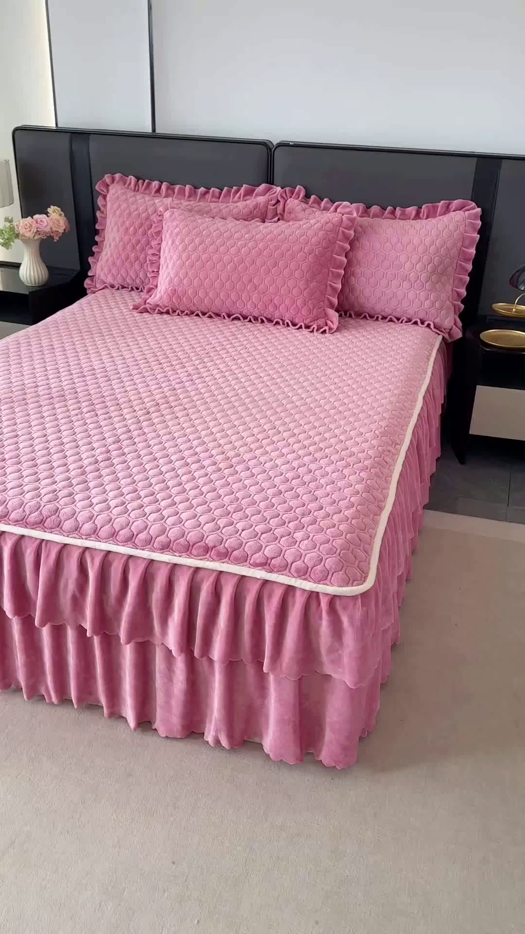 91家纺网 家纺一手货源 找家纺 董韵家纺 2025新款牛奶绒刺绣夹棉床裙三件套系列（控价） 绒语-豆沙