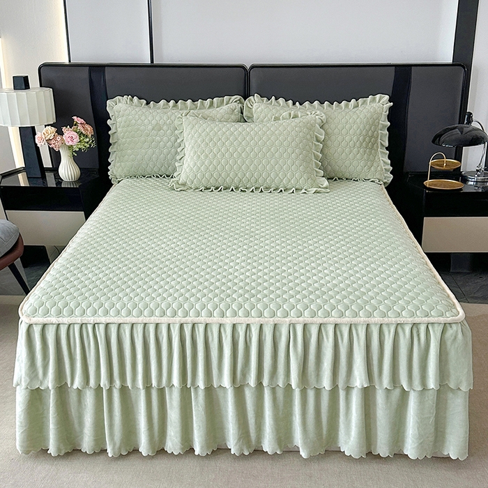 91家纺网 家纺一手货源 找家纺 董韵家纺 2025新款牛奶绒刺绣夹棉床裙三件套系列（控价） 绒语-青霭