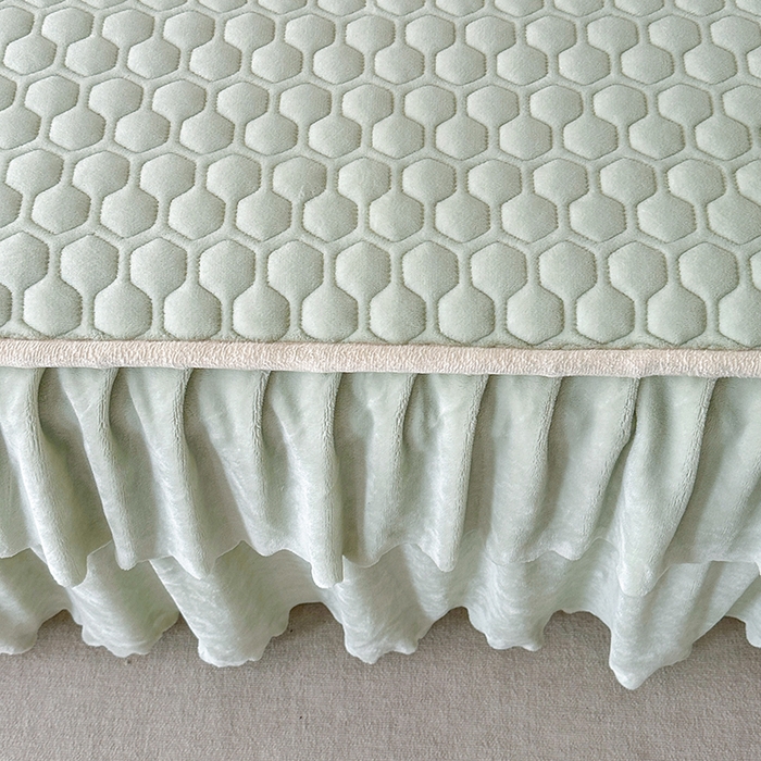 91家纺网 家纺一手货源 找家纺 董韵家纺 2025新款牛奶绒刺绣夹棉床裙三件套系列（控价） 绒语-青霭