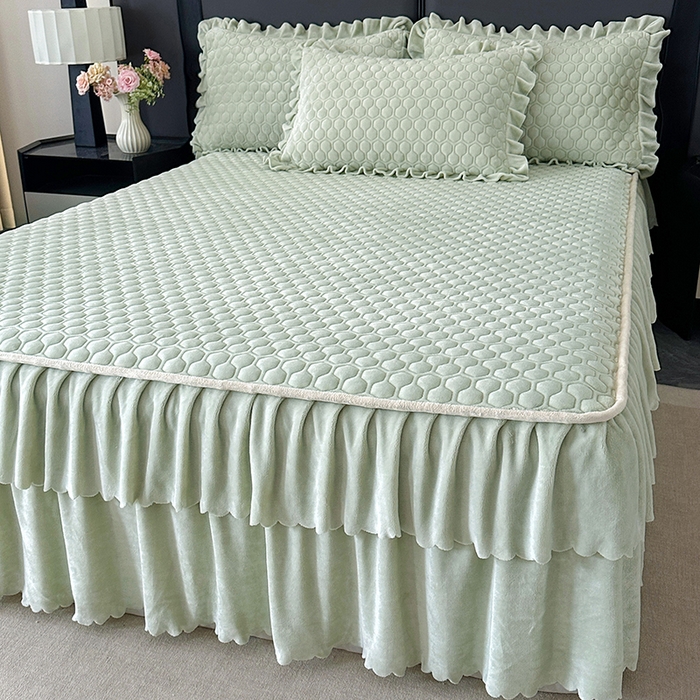 91家纺网 家纺一手货源 找家纺 董韵家纺 2025新款牛奶绒刺绣夹棉床裙三件套系列（控价） 绒语-青霭