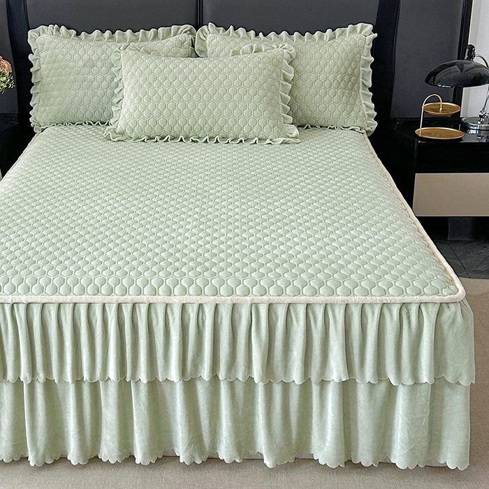 91家纺网 家纺一手货源 找家纺 董韵家纺 2025新款牛奶绒刺绣夹棉床裙三件套系列（控价） 绒语-青霭