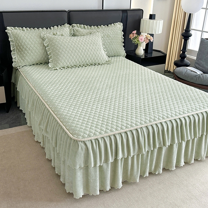 91家纺网 家纺一手货源 找家纺 董韵家纺 2025新款牛奶绒刺绣夹棉床裙三件套系列（控价） 绒语-青霭