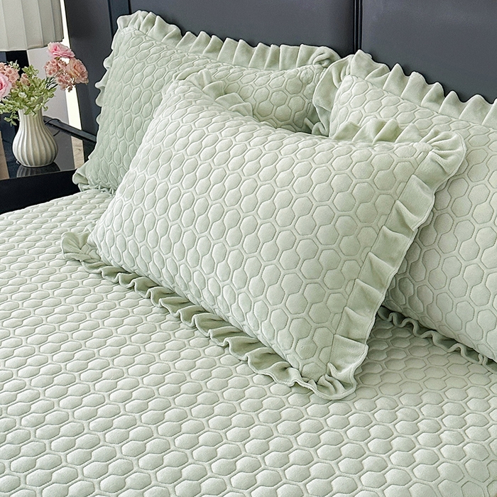 91家纺网 家纺一手货源 找家纺 董韵家纺 2025新款牛奶绒刺绣夹棉床裙三件套系列（控价） 绒语-青霭