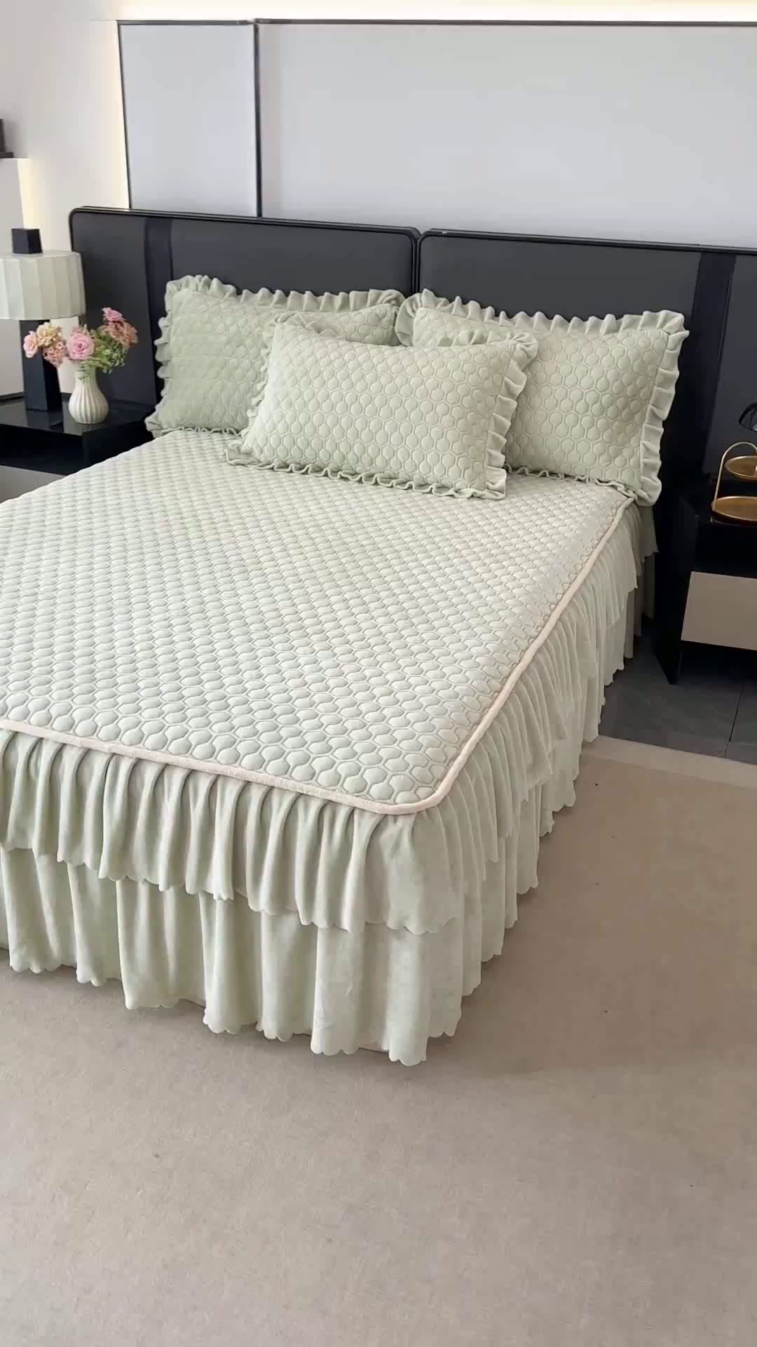 91家纺网 家纺一手货源 找家纺 董韵家纺 2025新款牛奶绒刺绣夹棉床裙三件套系列（控价） 绒语-青霭