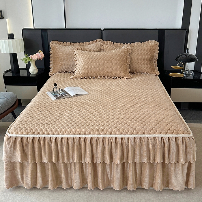 91家纺网 家纺一手货源 找家纺 董韵家纺 2025新款牛奶绒刺绣夹棉床裙三件套系列（控价） 绒语-驼奶咖