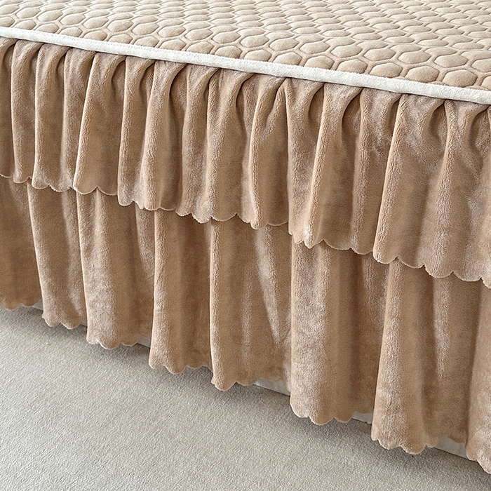 91家纺网 家纺一手货源 找家纺 董韵家纺 2025新款牛奶绒刺绣夹棉床裙三件套系列（控价） 绒语-驼奶咖