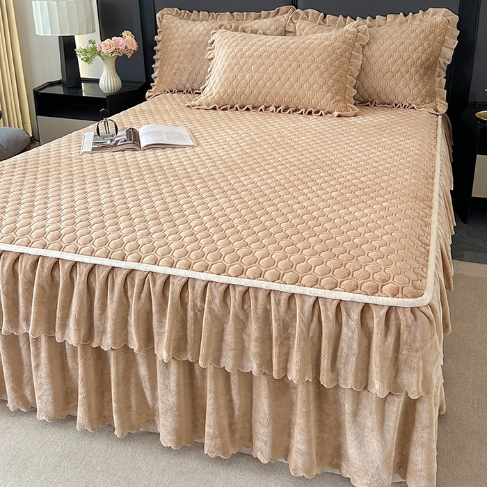 91家纺网 家纺一手货源 找家纺 董韵家纺 2025新款牛奶绒刺绣夹棉床裙三件套系列（控价） 绒语-驼奶咖