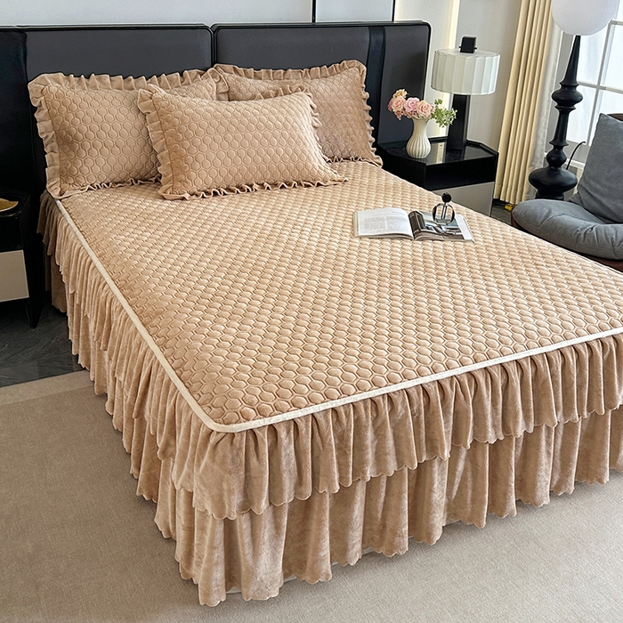 91家纺网 家纺一手货源 找家纺 董韵家纺 2025新款牛奶绒刺绣夹棉床裙三件套系列（控价） 绒语-驼奶咖