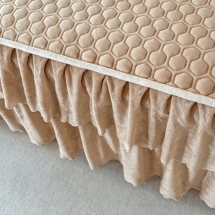 91家纺网 家纺一手货源 找家纺 董韵家纺 2025新款牛奶绒刺绣夹棉床裙三件套系列（控价） 绒语-驼奶咖