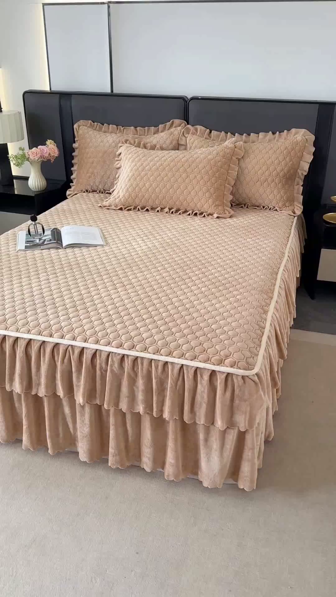 91家纺网 家纺一手货源 找家纺 董韵家纺 2025新款牛奶绒刺绣夹棉床裙三件套系列（控价） 绒语-驼奶咖