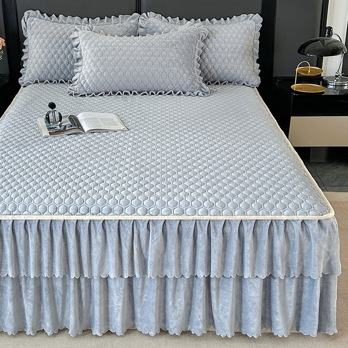 91家纺网 家纺一手货源 找家纺 董韵家纺 2025新款牛奶绒刺绣夹棉床裙三件套系列（控价） 绒语-云烟灰